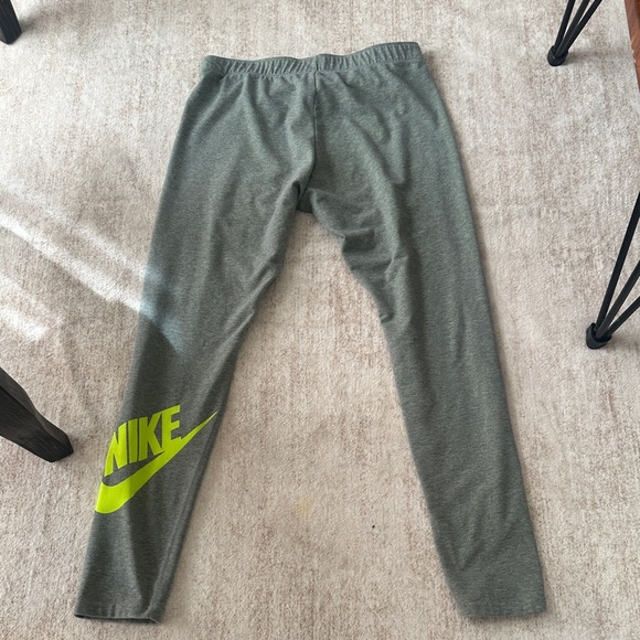 Nike Women's Green Leggings - Picture 2 of 6